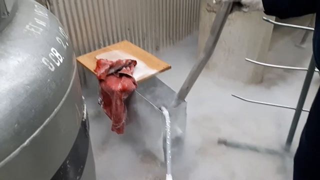 Заморозка воды в трубе с помощью жидкого азота