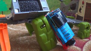 Паровозик Томас в опасности!  Друзья спешат на помощь. Видео про паровозики для детей