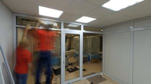 Алюминиевая перегородка со стеклом и ЛДСП
