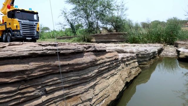 Автокран Scania спасает самосвал смотреть онлайн