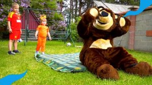 Ника и Медведь занимаются спортом