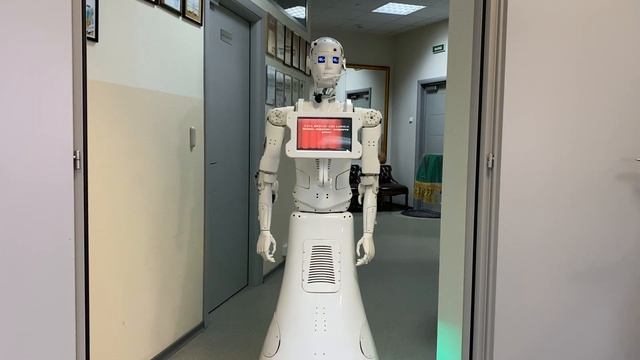 Робот Екатерина может автономно перемещаться по офису.mp4