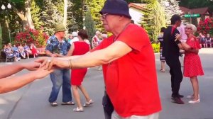 РОДИМАЯ ТЫ МОЯ, НЕНАГЛЯДНАЯ! ШИКАРНАЯ ПЕСНЯ И ТАНЦЫ В ПАРКЕ ГОРЬКОГО ХАРЬКОВ.mp4