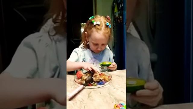 Кулинарное шоу с Аней #4. Бутерброд с авокадо в лодочке из огурца. смотреть онлайн