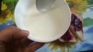 Завтрак, живой йогурт из козьего молока.