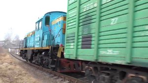 Промтранспорт. ТГМ4-2729 с двумя крытыми вагонами летит по подъездным путям