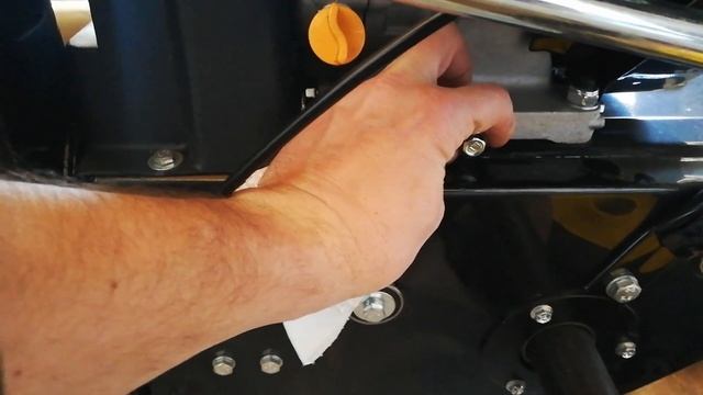 Снегоуборщик слить масло. Снегоуборщик Champion st1170e. Замена масла в снегоуборщике. Сливаем масл смотреть онлайн