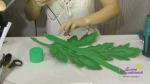 Приклеиваем проволоку к листу из изолона с помощью термопистолета