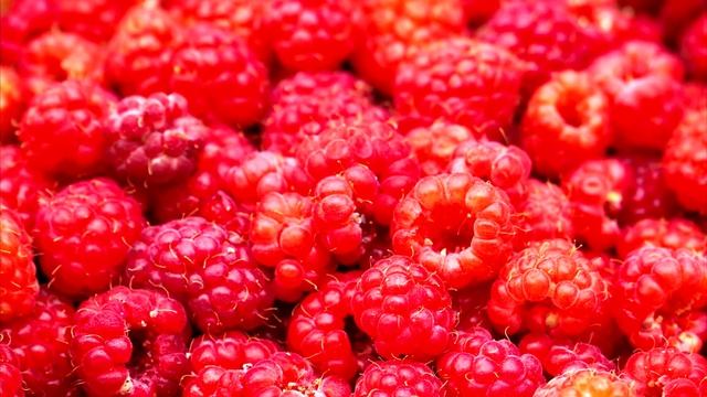 ПАРА ЛОЖЕК НА КУСТ МАЛИНЫ И ВЕТКИ ЛОМЯТСЯ ОТ УРОЖАЯ!