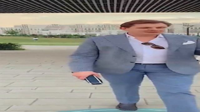 Широкий Понасенков идет под крутую музыку и о чем-то бухтит смотреть онлайн