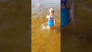 Дети купаются в море