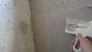 Как красиво заштукатурить за батареями отопления