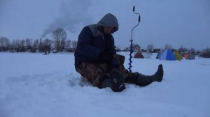 Зимняя рыбалка в Новосибирске. Рыбалка на окуня и плотву.