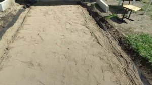 продолжение работ по укладке тротуарной плитки, первый шаг перед бардюром