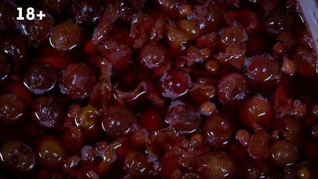Самогон из вишни с  косточками, с сахаром и на дрожжах. Как перегнать с сохранением аромата