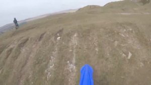 Снято падение мотогонщика с 15-метровой скалы