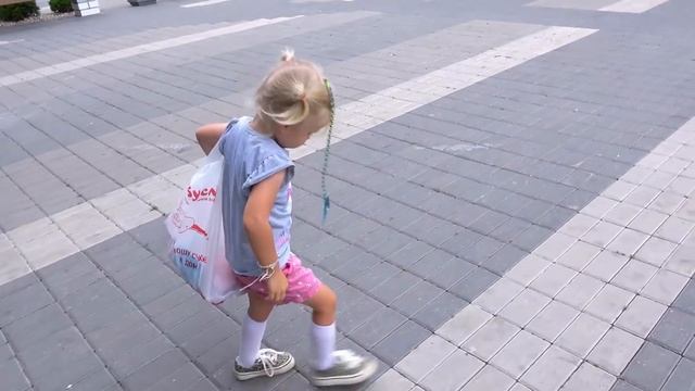 София ПОМОГЛА братьям. Купила им КАНЦЕЛЯРИЮ в школу. СОФУНЬЯ ШАЛУНЬЯ