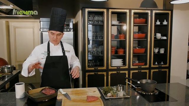 Говяжья вырезка с топленным сливочным маслом на посуде от ТМ "МЕЧТА" смотреть онлайн