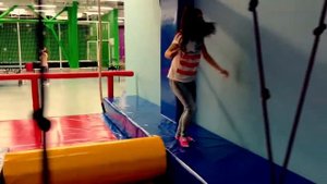 Челлендж   Мама против Дениса на игровой площадке