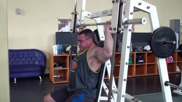 Тренировка плечей Александр Ярмоленко жим в Смите из за головы смотреть онлайн