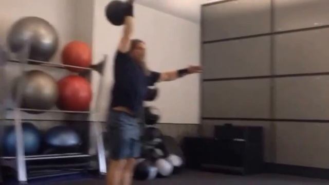 Sensation! 68 kg Kettlegell Turkish Get Up / Сенсация! Турецкий подъем гири 68 кг смотреть онлайн