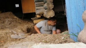 ПОДКАПЫВАЕМ ПОД ДОМОМ ДЛЯ ФУНДАМЕНТА.