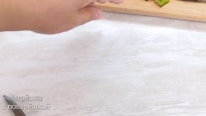 Овощной салат с куриной грудкой и сухариками. Весь секрет в заправке!