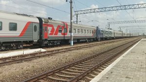 ВЛ10-1888 с пассажирским поездом проезжает станцию Прибрежная с приветливой бригадой