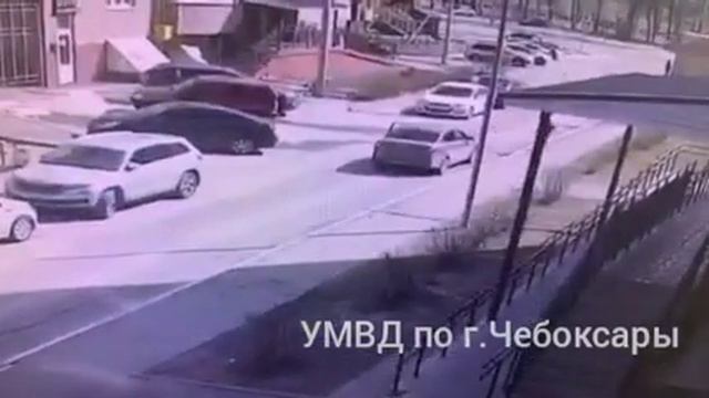 На Стартовой улице под колёса иномарка попал шестилетний ребёнок смотреть онлайн