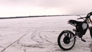 Мощный электровелосипед на запрещенной трассе для гонок в разливе не смог показать класс ...