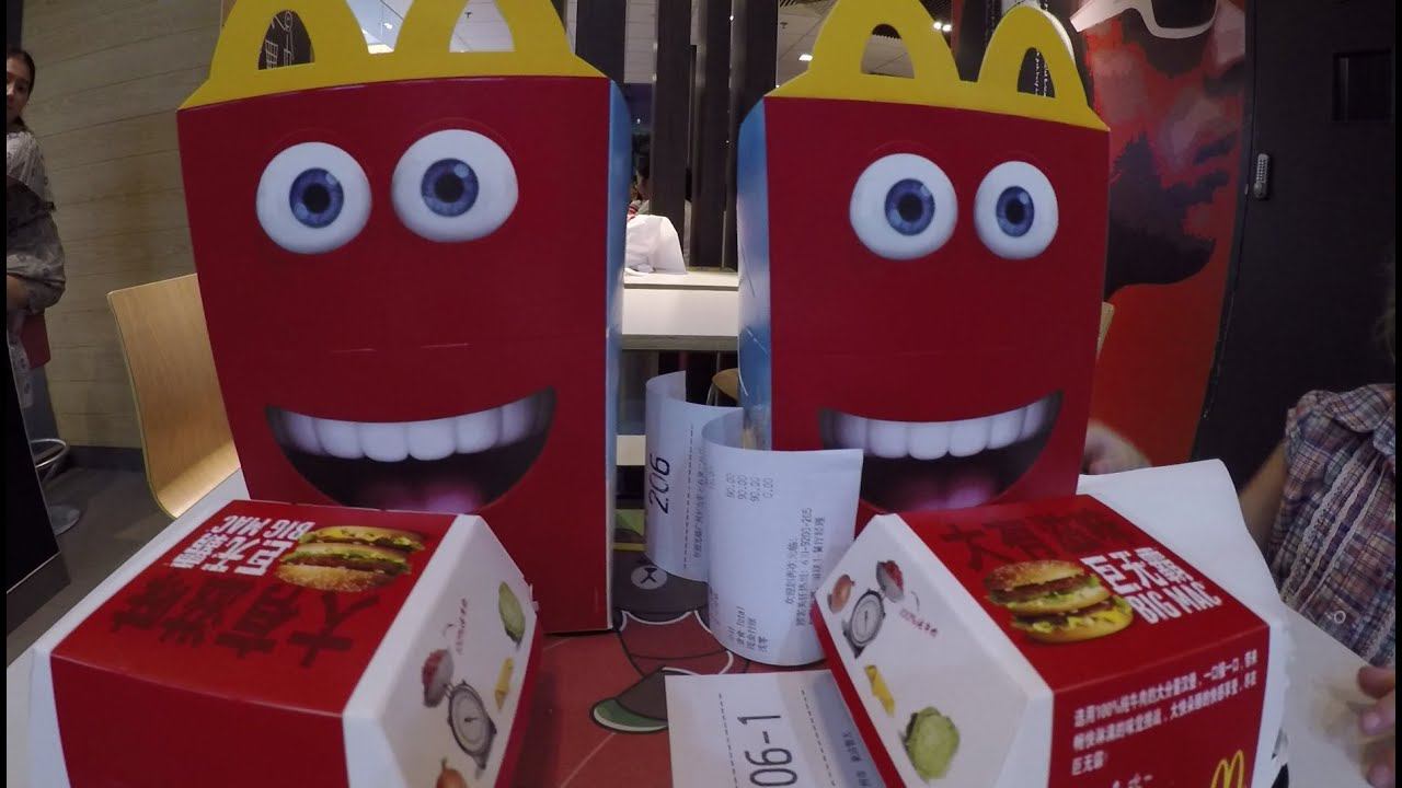 Идем семьей в McDonald’s покупать Happy Meal.