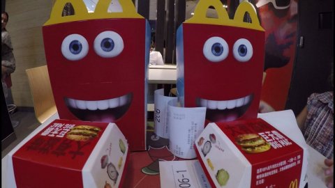 Идем семьей в McDonald’s покупать Happy Meal.