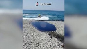 В Лазаревском канализация течет прямо в море с отдыхающими