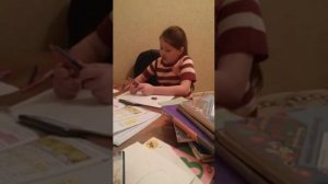 девочка делает уроки