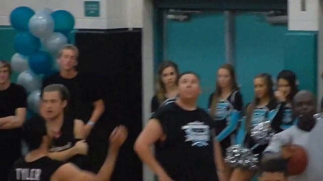 Tyler Hoechlin taking a freethrow for Hollywood Knights смотреть онлайн