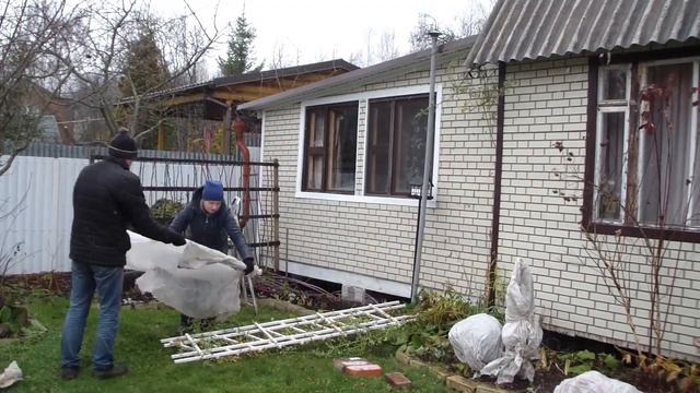 Life story Как мы укрывали растения осенью (туи, плетстая роза и др.) - 1 часть смотреть онлайн