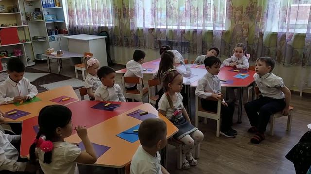 Старшая группа "Сәулетай" Тема:Тема:Беседа о труде хлеборобов. Рассматривание картин. смотреть онлайн