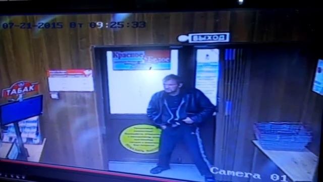 Мужик снял штаны в магазине