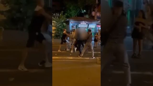 В Одессе молодые парни подрались с полицией из-за повесток, которые им пытались вручить