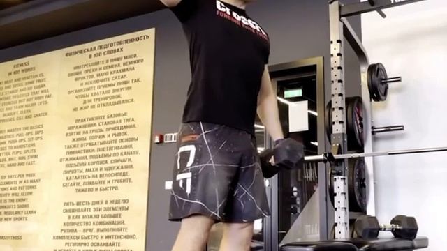 Поочерёдные подъёмы на средние дельты с гантелями смотреть онлайн