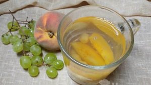 Компот из белого винограда и персиков