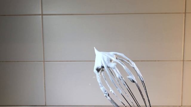 Безе. Остались белки? Сделаем безе! А чтобы получилось хорошо - смотрим видео, раскрываем тайны... смотреть онлайн