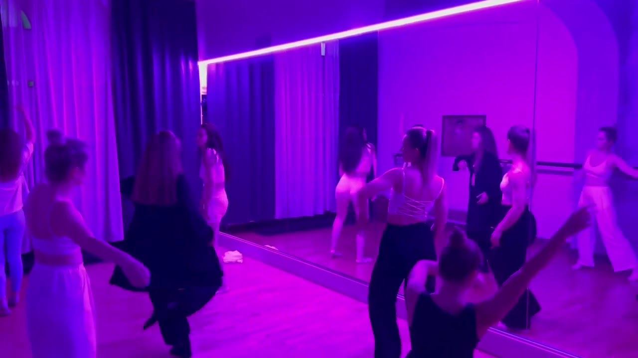 Осознанные движения и интуитивный танец. Танцевальные практики для женщин в Москве в студии МИР РА
