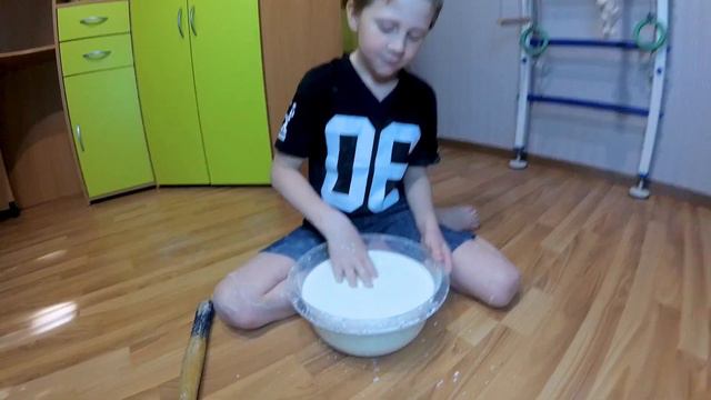 Твердая жидкость? Неньютоновская жидкость