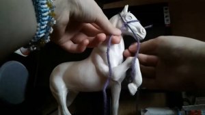 Верёвочный недоуздок для игрушечной лошади.