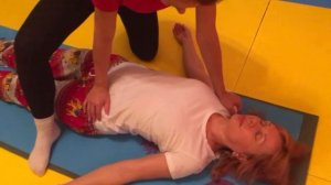 Как расслабить таз и расправить плечи - растяжки и скрутки в тайском массаже