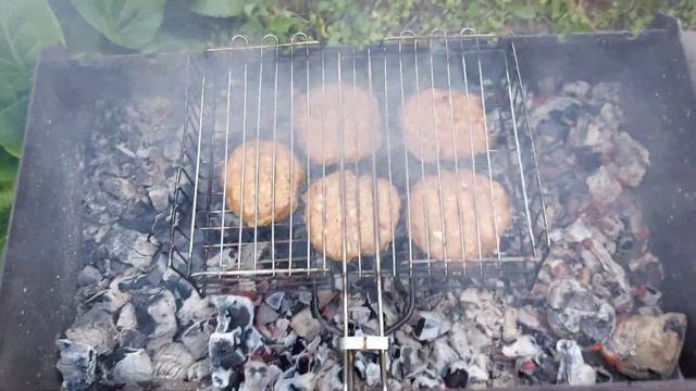 Котлеты из мраморной говядины для бургеров на мангале