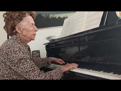 108-летняя пианистка Колетт Мейз