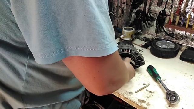 Как открутить шкив генератора без тисков. смотреть онлайн