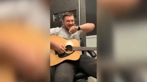 Стас Васильев поет.